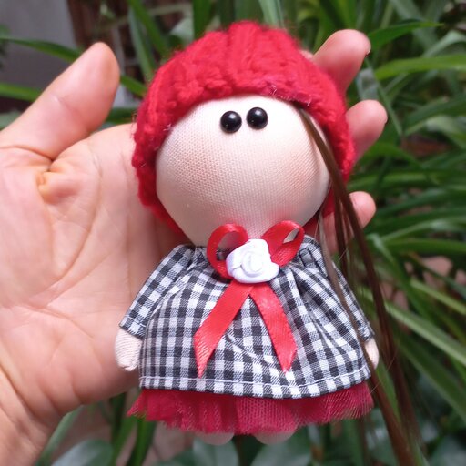عروسک روسی آویز   10 سانتی دختر با کلاه بافتنی درجه یک