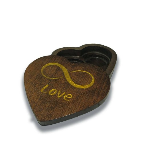 جعبه چوبی قلب 💓 شکل مناسب برای حلقه و گوشواره، دارای دو جای حلقه با قطر سه سانت و ارتفاع یک سانت.