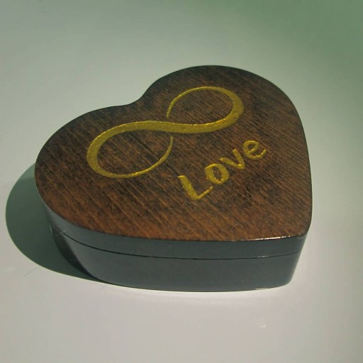جعبه چوبی قلب 💓 شکل مناسب برای حلقه و گوشواره، دارای دو جای حلقه با قطر سه سانت و ارتفاع یک سانت.
