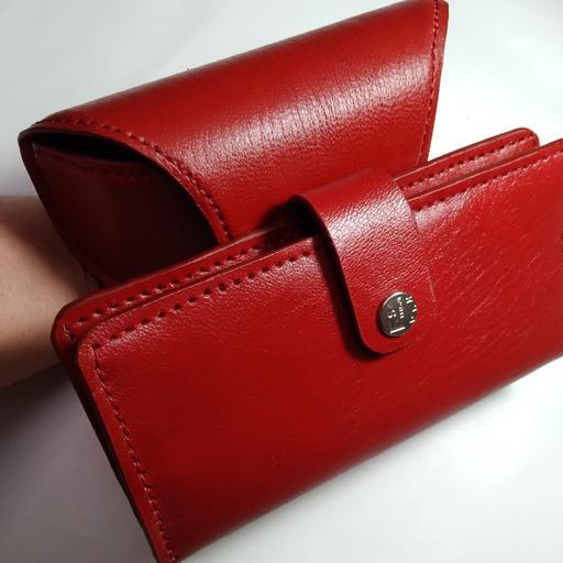 کیف چرم بزی زنانه رنگ قرمز 21در20 درای 6 عدد جای کارتی و جای موبایل و اسکناس و جا عینکی کاملا محافظ شده دو لایه 