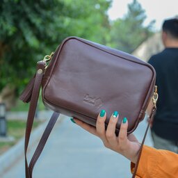 کیف دوشی زنانه چرم طبیعی کیف دخترانه ساده و شیک و جادار کیف زنانه قهوه ای