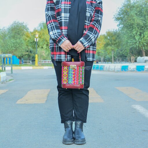 کیف سنتی چرم طبیعی سوزندوزی طراحی خاص کیف دخترانه دستی سنتی چرم گاوی زرشکی