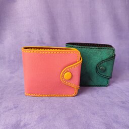 کیف پول جیبی 
تهیه شده از چرم طبیعی
کاملا دست‌ساز و دست دوز
دارای چهار جای کارت، یک جای پول و دو جیب مخفی