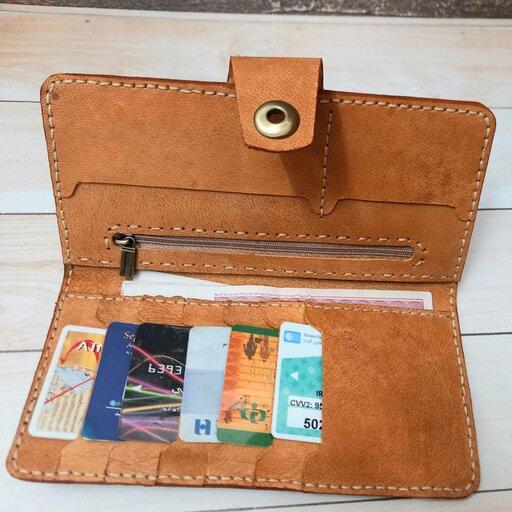 کیف پول دست دوز ،چرم طبیعی شتری،دارای دوعدد جای پول،یک جیب زیپ دار،7 عدد جای کارت