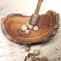 میوه خوری روستیک 
کاردست 
جنس چوب گردو 
با روغن گیاهی
