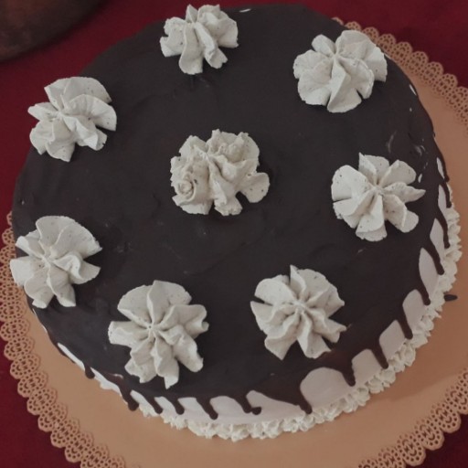 کیک تولد خامه ای با روکش شکلات