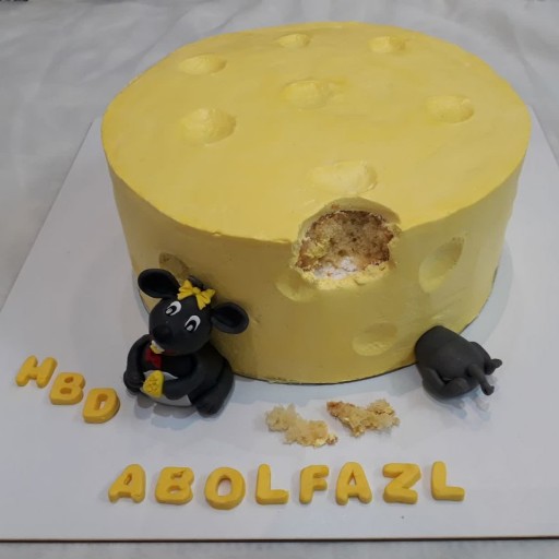 کیک تولد خامه ای با دیزاین فوندانت پر کار (1500 گرم خالص)