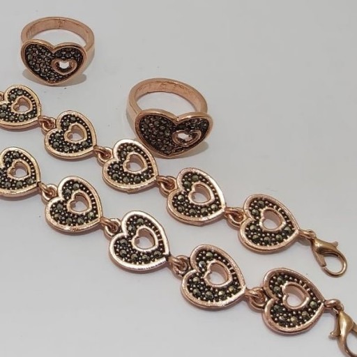 دستبند مسی طرح قلب با سنگ های مارگازیت طول متوسط 20 سانتی متر،  رنگ مسی و جنس مس خالص