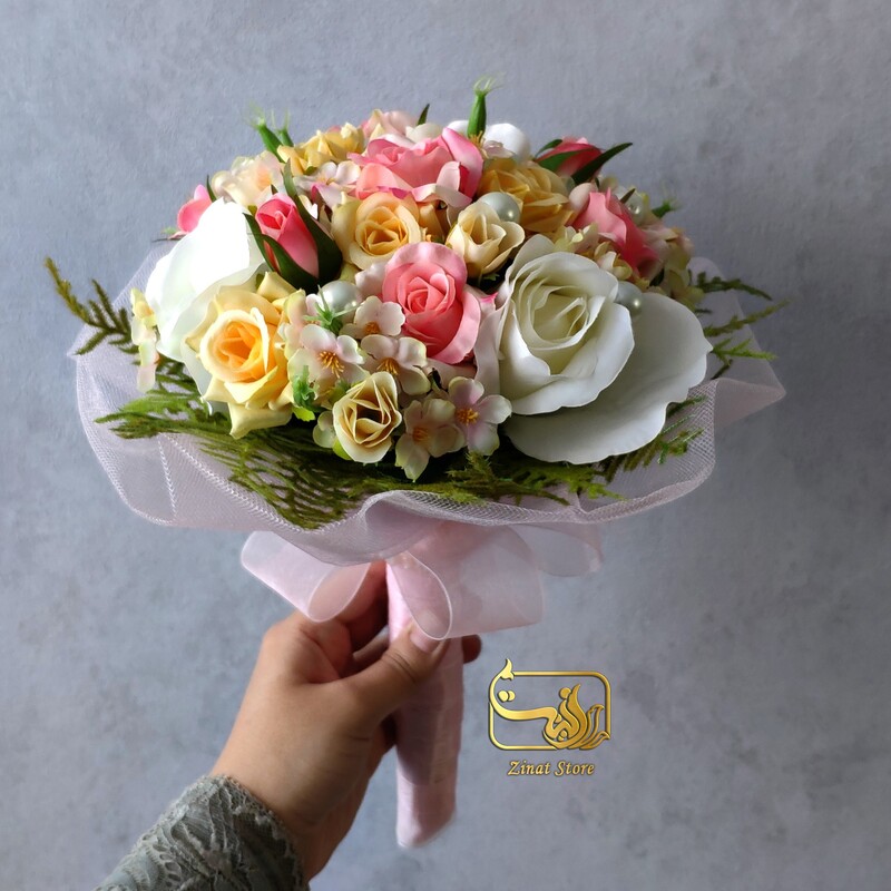 دسته گل عروس گل مصنوعی رز و مروارید همراه با گل داماد