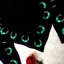 روسری کرپ حریر مشکی قواره 120 گلدوزی شده برزیلی طرح نعل رنگ سبز کله غازی