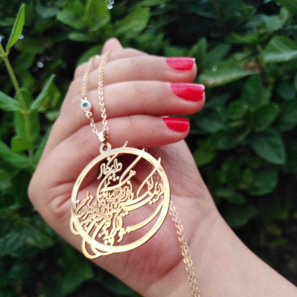 گردنبند های قرآنی با  متن و رنگ و طرح دلخواه شما خاص پسندان  هر متن و شعری هم با طرح شما قابل طراحی میباشد 