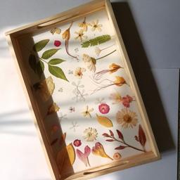 سینی شفاف رزین و گل طبیعی با قاب چوبی