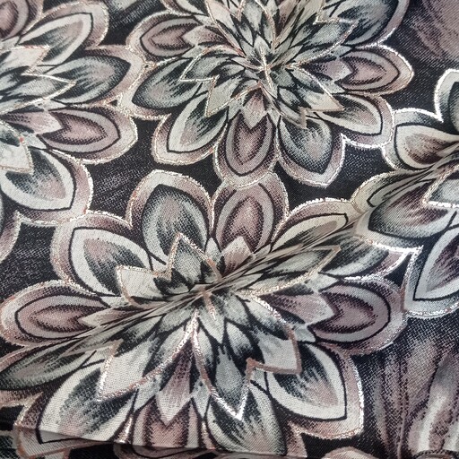 یک قواره چادر نخی اعلا با گل های نقره کوب شده خوش رنگ و سبک