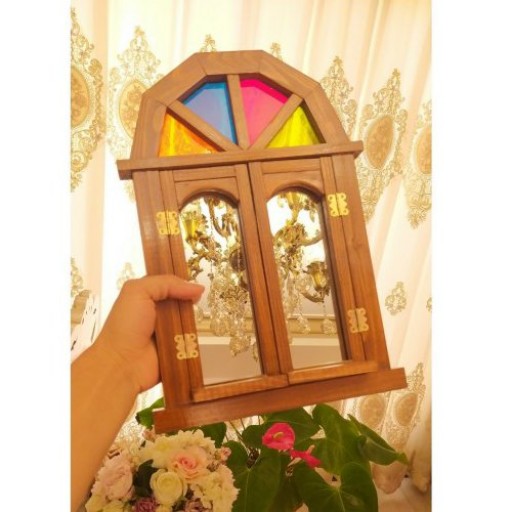 پنجره سنتی چوبی با طاقچه و طلق پلکسی رنگی بدون آینه