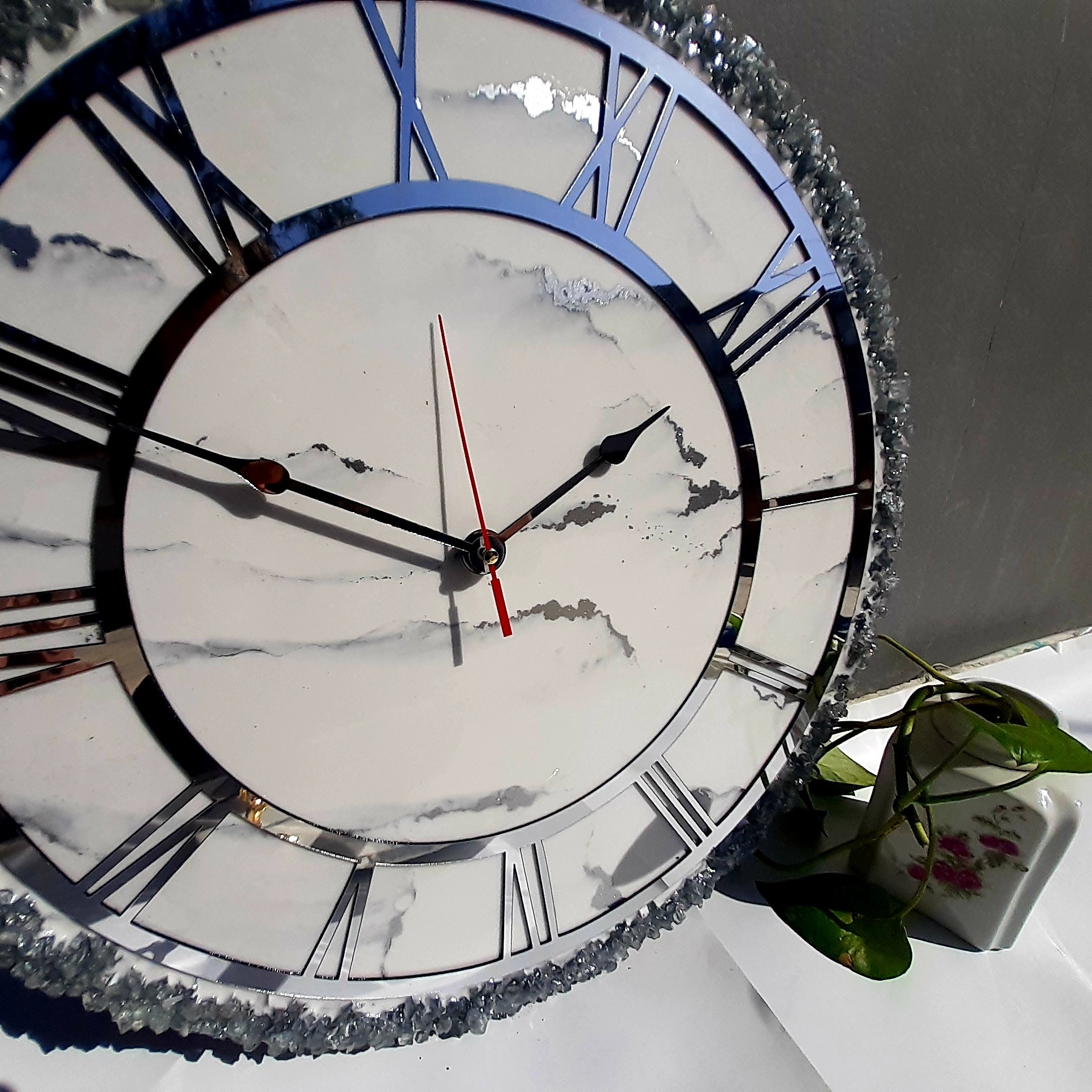 ساعت دیواری رزینی کارشده بارزین و کریستال ضدخش سایز 35 سانت