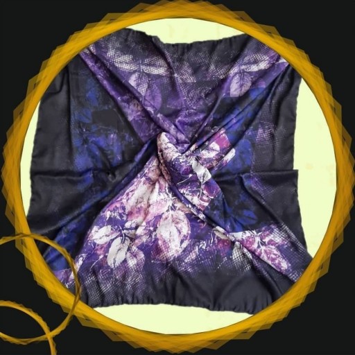 روسری ساتن نخ مدل گل لبه دون دون دور دست دوز در ابعاد 100 در 100 سانتی متر
