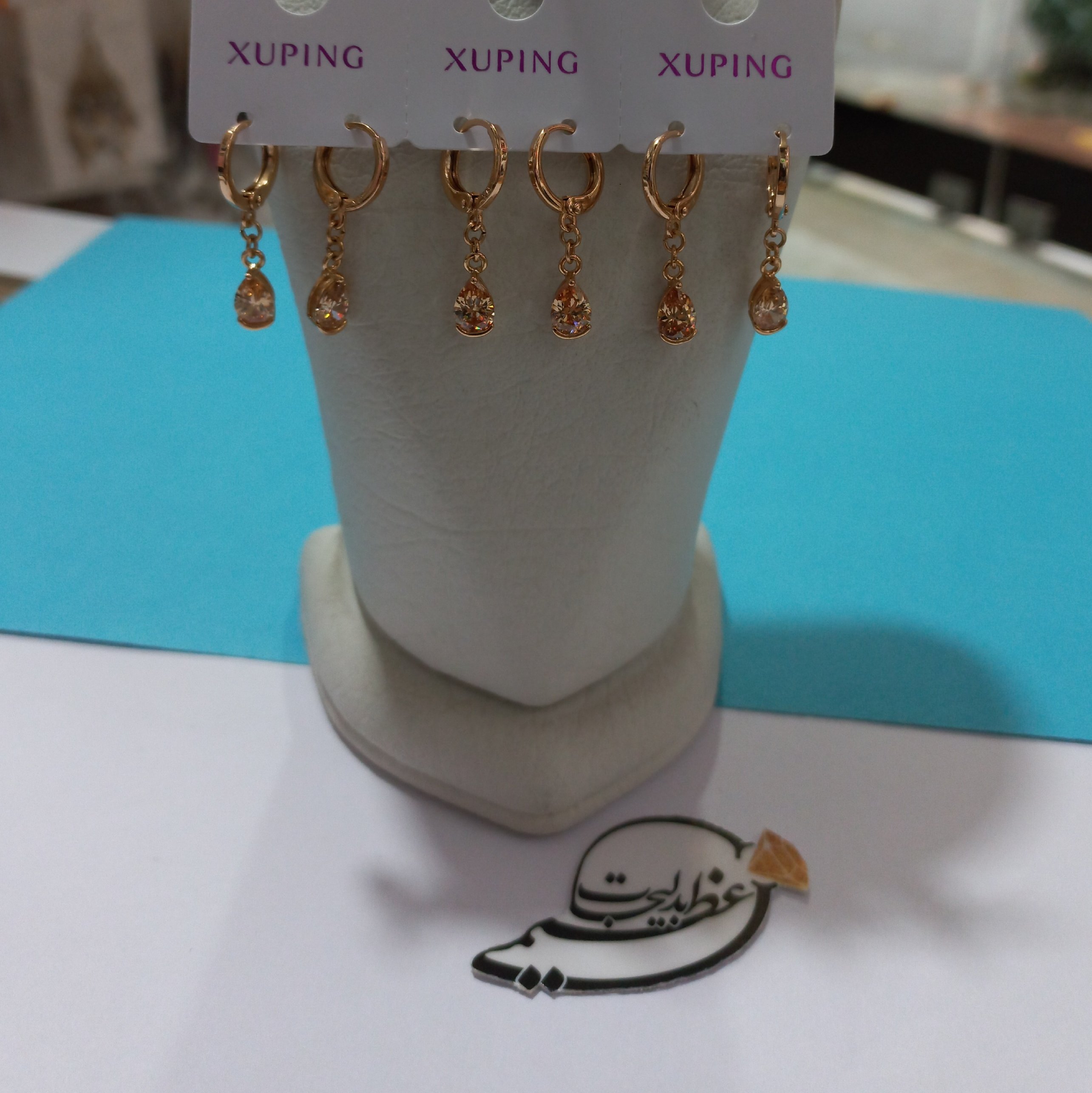 گوشواره حلقه ای برند ژوپینگ Xuping از جنس مس درجه یک و روکش طلا با آویز تک نگین ساده زرد 