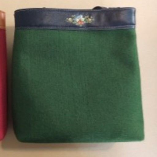 کیف زنانه،  تهیه شده از چرم گاو و نمد، همرا ه با تزیین  گل ومرغ ( نگارگری )در  رنگ های متنوع،