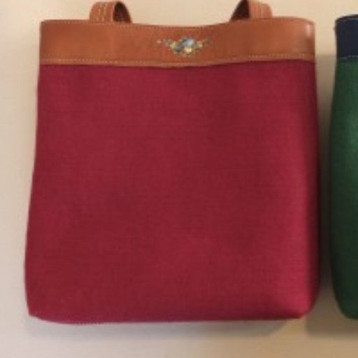 کیف زنانه،  تهیه شده از چرم گاو و نمد، همرا ه با تزیین  گل ومرغ ( نگارگری )در  رنگ های متنوع،