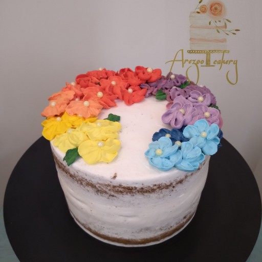کیک خامه ای با دکور گلهای بهاری