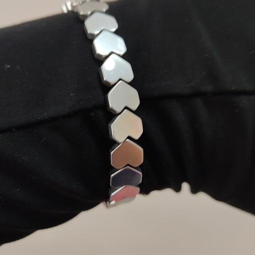 دستبند زنانه و دخترانه مخصوص دست های متوسط ( رنگ نقره ای _ طرح قلب ) کد 20
