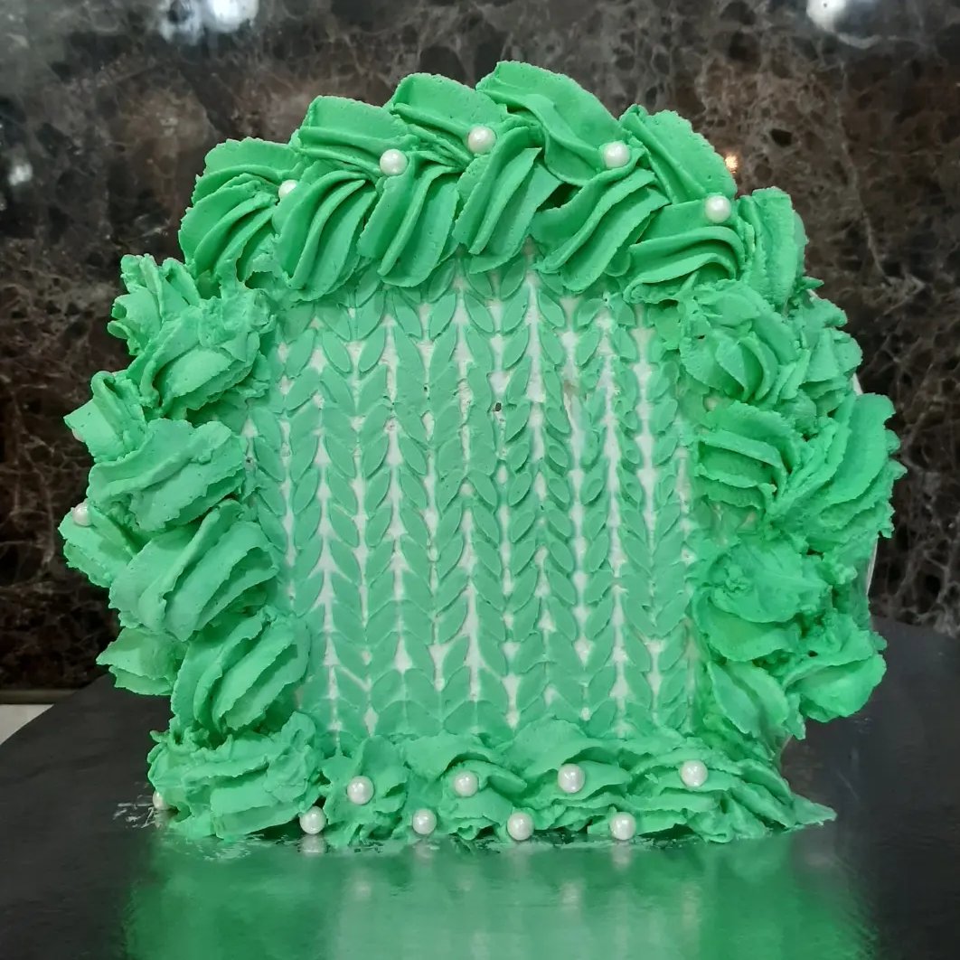 کیک خامه ای سرپا برگ سبز تزعین خامه  تولد