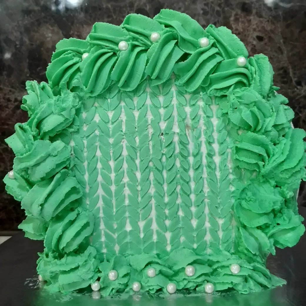 کیک خامه ای سرپا برگ سبز تزعین خامه  تولد