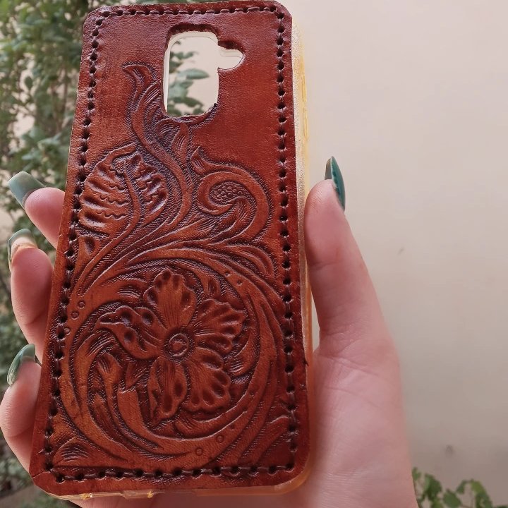 کاور چرمی حکاکی شده  گوشی سامسونگ a6+ رنگ عسلی طرح گل 