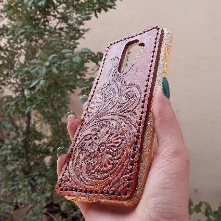 کاور چرمی حکاکی شده  گوشی سامسونگ a6+ رنگ عسلی طرح گل 