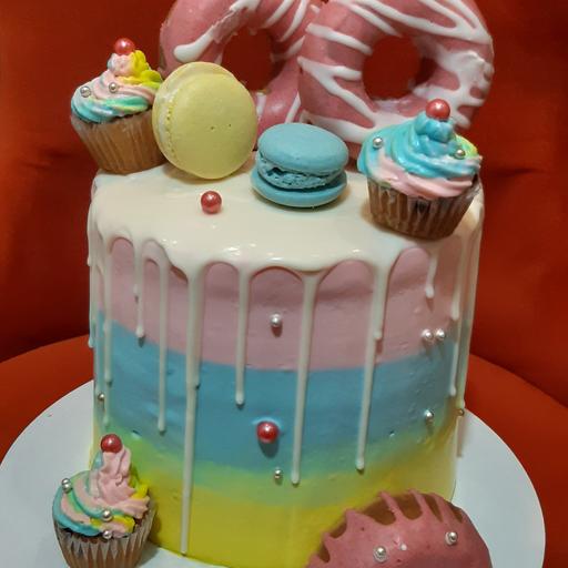 کیک رنگین کمان با تزئین دونات و کاپ کیک دخترونه