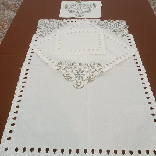 سجاده جانماز سفید عروس همراه جلد قرآن با گلدوزی طلایی و نقره‌ای 