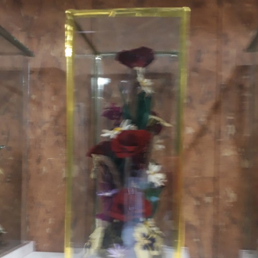 گلدان شیشه ای با گلهای خشک