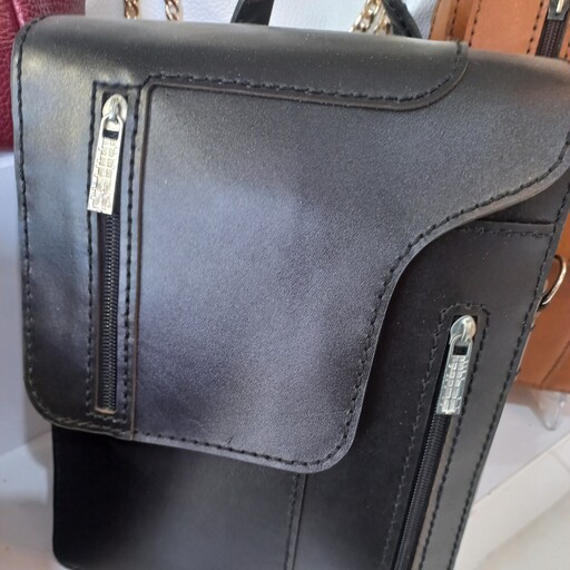 کیف دوشی با چرم طبیعی کاملا دست دوز قابل اجرا در رنگ های مختلف 