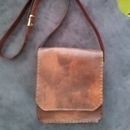 کیف چرم مدل ماهان چرم طبیعی دست دوز رنگ قهوهای ابر و بادی با بند بلند 