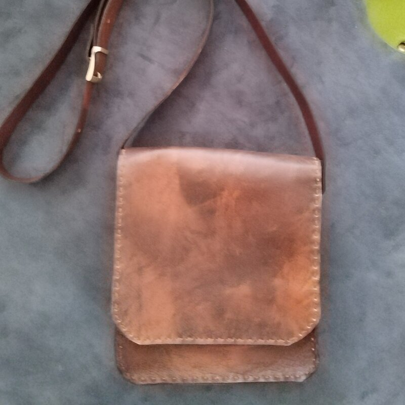 کیف چرم مدل ماهان چرم طبیعی دست دوز رنگ قهوهای ابر و بادی با بند بلند 