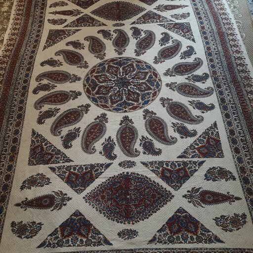 رومیزی و سفره قلمکار اصلی اصفهان درجه یک صد در صد پنبه رنگ ثابت قابل شستشو تضمینی هست 