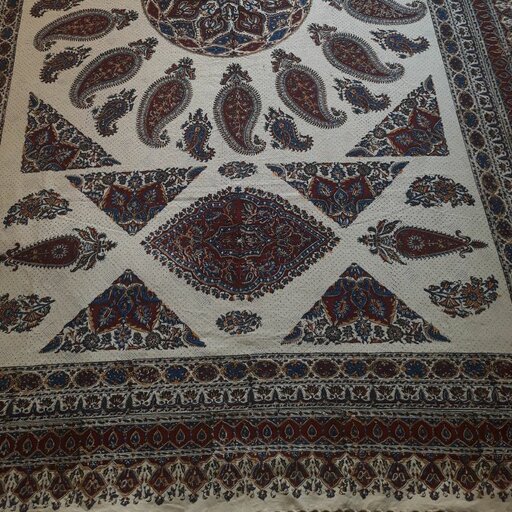 رومیزی و سفره قلمکار اصلی اصفهان درجه یک صد در صد پنبه رنگ ثابت قابل شستشو تضمینی هست 