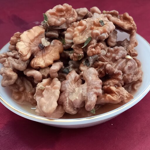 مغر گردو آب گشا شده 500 گرمی با آویشن آجیل محلی یلدا و نوروز 