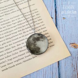گردنبند ماه شبتاب با فریم و زنجیر  استیل نقره ای، قطر پلاک 3.5  سانتیمتر