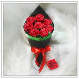 دسته گل رز سرخ با حاشیه سبز براق