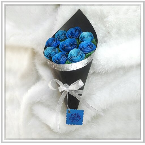 دسته گل رز آبی با حاشیه براق نقره ای