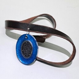 گردنبند یا چوکر دست ساز چرم طبیعی با آویز  ترکیب یشم خطی خراسان و رزین  آبی رنگ