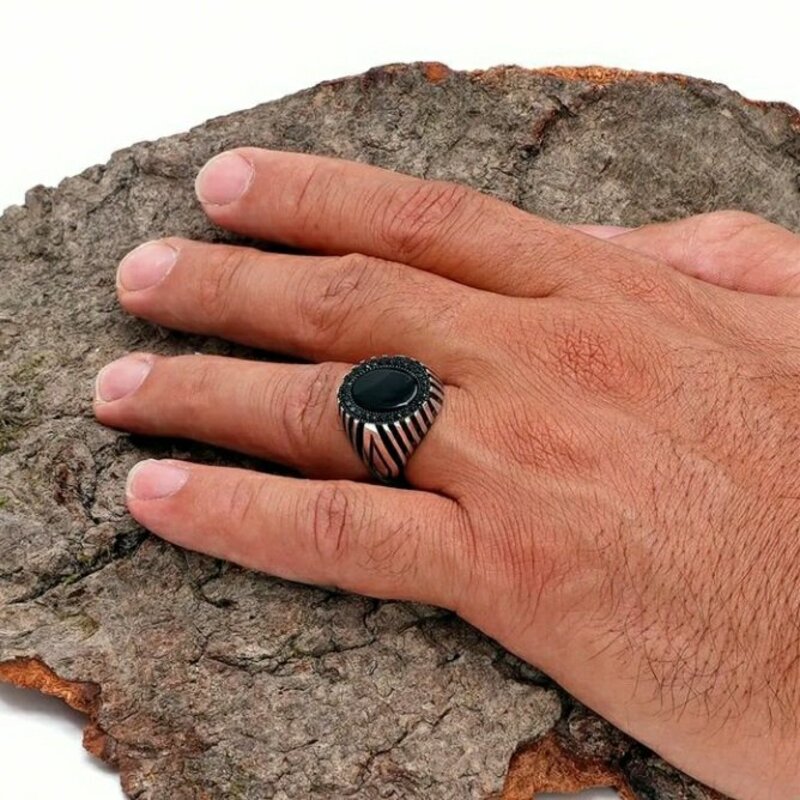انگشتر نقره مردانه خاص و شیک با سنگ عقیق مشکی و نگین های سواروسکی با عیار 925