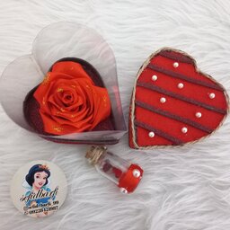 باکس طلقی طرح قلب قرمز همراه با گل رز ساتن قرمز مناسب روز مادر و ولنتاین