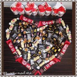 شکوباکس قلبی رنگین‌کمان شکلات‌های مختلف در جعبه‌ی کادویی قلبی باجنس مقوای فشرده