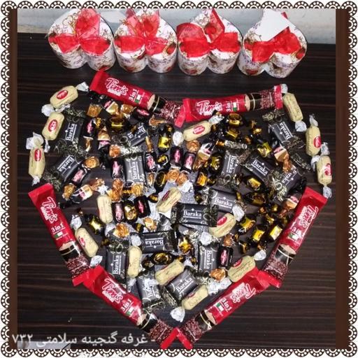 شکوباکس قلبی رنگین‌کمان شکلات‌های مختلف در جعبه‌ی کادویی قلبی باجنس مقوای فشرده