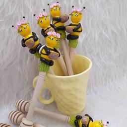 قاشق عسل طرح زنبور عسل به دست