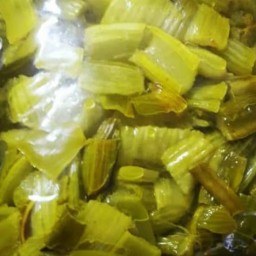 کرفس سرخ شده و خام