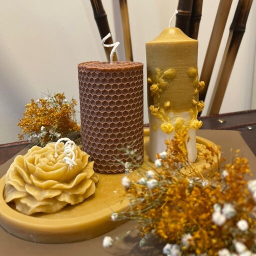 شمع موم عسلی و گل آلاله و استوانه گل آرا به همراه سینی (ست شمع چهارتیکه)