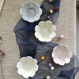 کاسه سرامیکی طرح گلبرگ ، کاملا مصرفی و لعاب دار ساخته شده است با دست و نقاشی زیرلعابی 